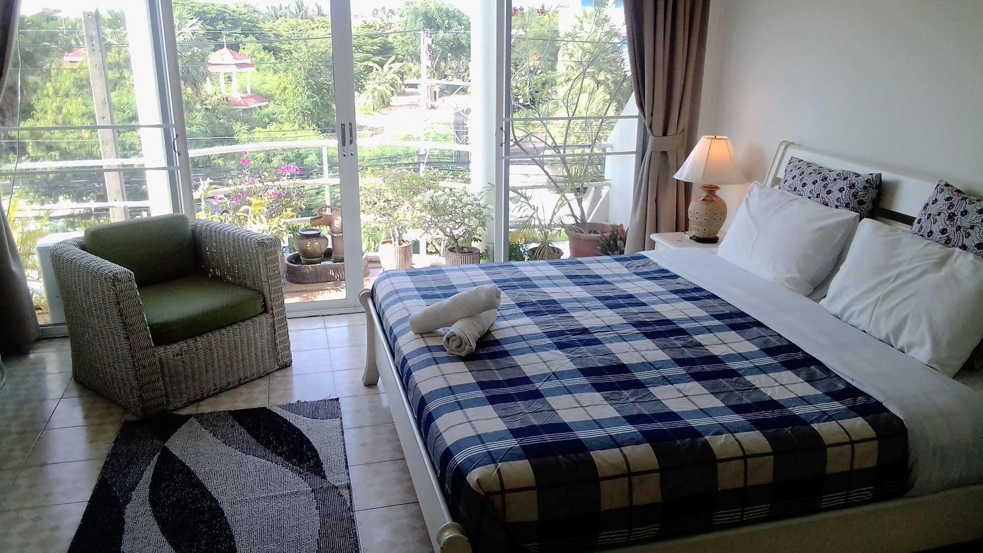 Corner Cafe Bed & Breakfast Hua Hin Bagian luar foto