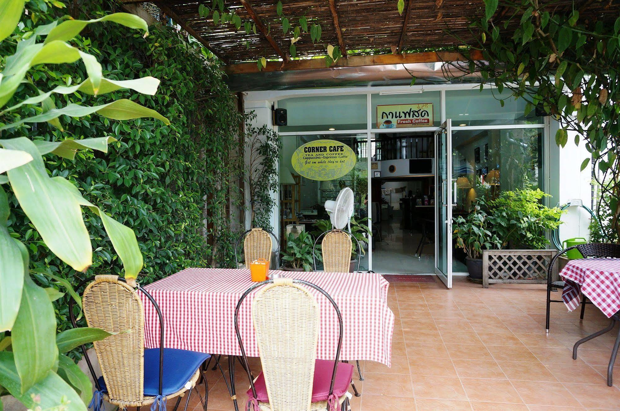Corner Cafe Bed & Breakfast Hua Hin Bagian luar foto