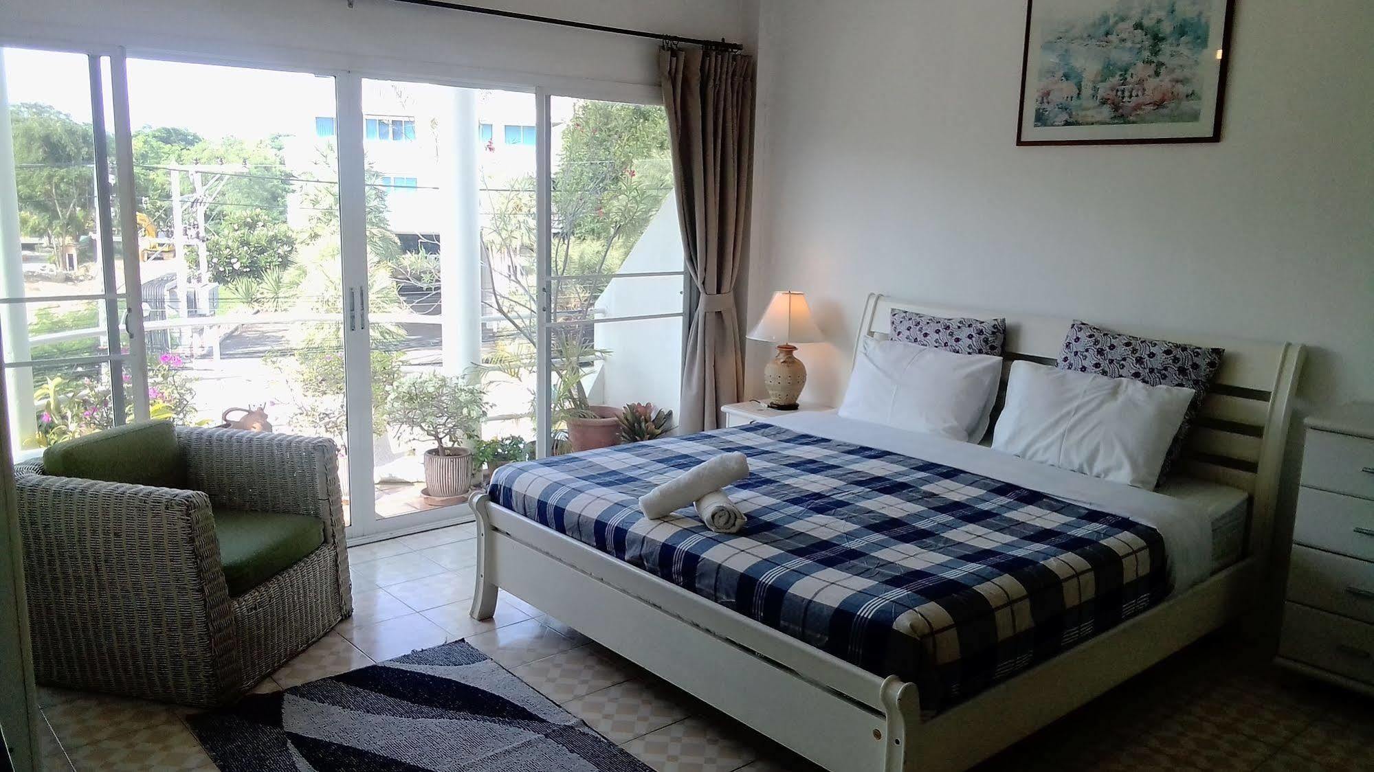 Corner Cafe Bed & Breakfast Hua Hin Bagian luar foto