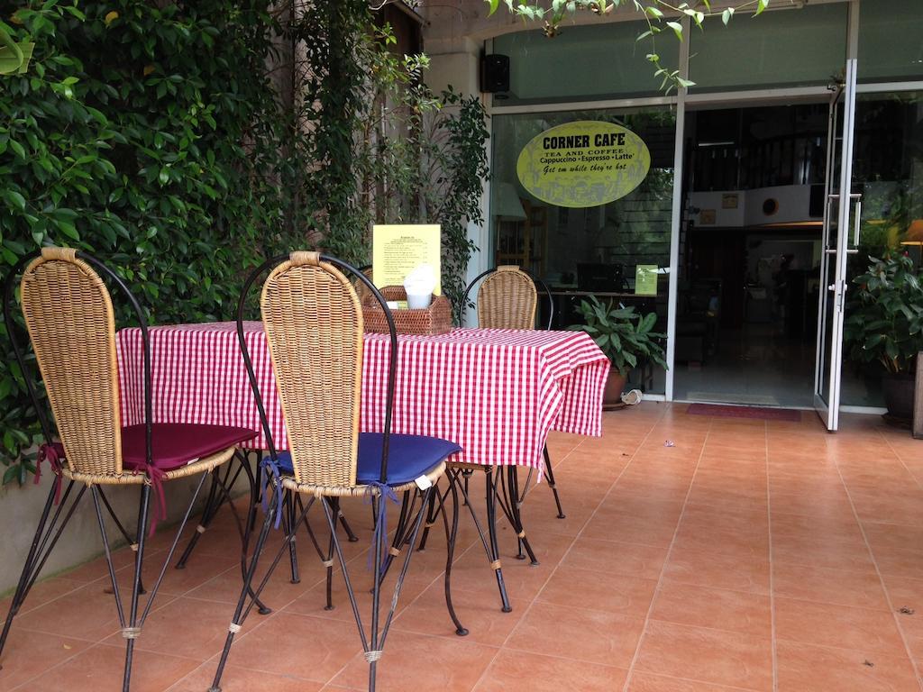 Corner Cafe Bed & Breakfast Hua Hin Bagian luar foto